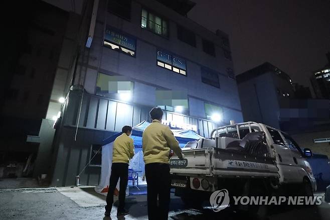 광주TCS국제학교서 무더기 확진 (광주=연합뉴스) 정회성 기자 = 지난 26일 오후 광주 광산구 운남동 광주TCS국제학교에서 방역당국 관계자가 현장상황실을 설치하고 있다.