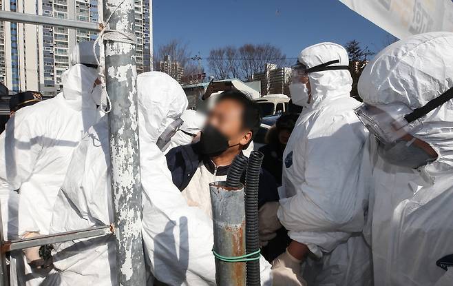 '무더기 확진' 광주 TCS 국제학교 찾아온 시민 분통 (광주=연합뉴스) 천정인 기자 = 27일 오전 광주 광산구 TCS 국제학교에서 한 시민이 계란을 던지려다 경찰 관계자들에게 제지당하고 있다.광주 한마음교회가 운영하는 미인가 교육시설 TCS 국제학교에선 120여명이 합숙 교육을 받다 100명 넘는 확진자가 발생했다. 2021.1.27 iny@yna.co.k