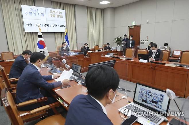 화상 정책의원총회에서 발언하는 이낙연 대표 (서울=연합뉴스) 하사헌 기자 = 더불어민주당 이낙연 대표가 27일 오전 서울 여의도 국회에서 열린 화상 정책의원총회에서 발언하고 있다. 2021.1.27 toadboy@yna.co.kr