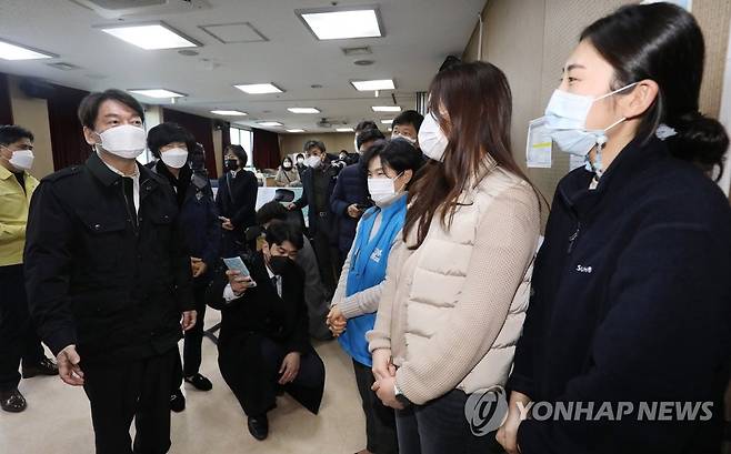 코로나19 생활치료센터 파견의료진 격려하는 안철수 (서울=연합뉴스) 국민의당 안철수 대표가 27일 서울 남산 코로나19 생활치료센터를 방문해 보라매 병원 파견 의료진을 격려하고 있다. 2021.1.27  [국회사진기자단] photo@yna.co.kr