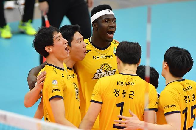 환호하는 KB손보 선수들 [한국배구연맹(KOVO) 제공. 재판매 및 DB 금지]