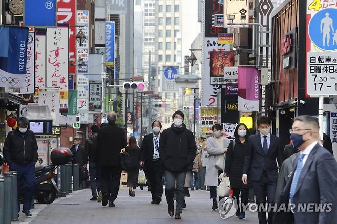 '코로나19 긴급사태' 연장 검토하는 일본 (도쿄 AP=연합뉴스) 일본 수도 도쿄에서 27일 신종 코로나바이러스 감염증(코로나19) 예방 마스크를 쓴 행인들이 길을 걷고 있다. 일본 정부는 내달 7일을 끝으로 '코로나19 긴급사태'를 해제할 방침이었으나 확산세가 지속되자 이를 내달 말까지 연장하는 방안을 검토 중이라고 교도통신 등 현지 언론이 이날 보도했다. sungok@yna.co.kr