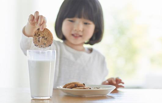 간식 먹는 어린이