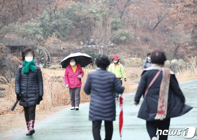 26일 서울 서대문구 홍제천 수변공원에서 시민들이 산책을 즐기고 있다.2021.1.26/뉴스1 © News1 박정호 기자