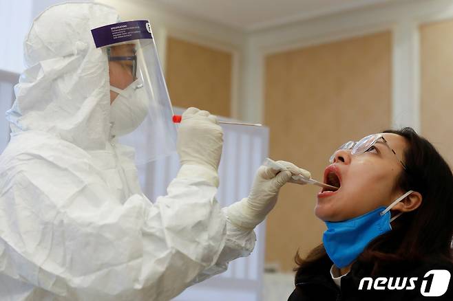 베트남 하노이에서 코로나19 진단검사가 이뤄지고 있다. © 로이터=뉴스1