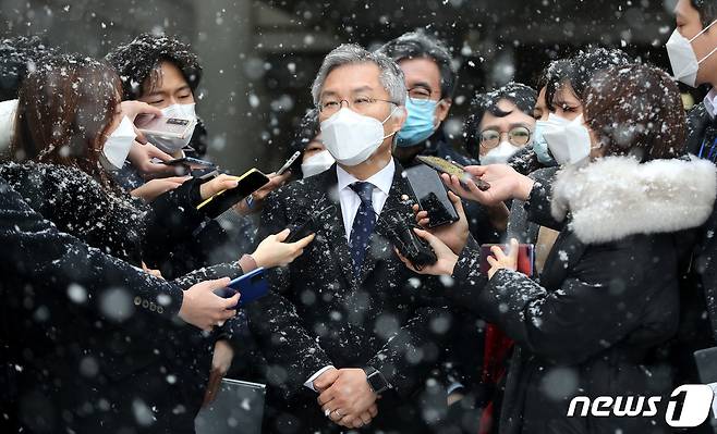 조국 전 법무부 장관의 아들에게 허위 인턴 경력확인서를 발급해 준 혐의를 받는 최강욱 열린민주당 대표가 28일 서울 서초구 중앙지법에서 1심 선고공판을 마친 뒤 법원을 나서고 있다. 2021.1.28/뉴스1 © News1 박지혜 기자