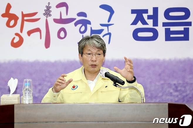유진섭 전북 시장이 2‘제2회 나눔과 배려 복지대상’에서 ‘사회통합 부문’ 보건복지부 장관상과 ‘혁신경제 부문’ 대상을 수상했다. 민선 7기 취임 2주년 기자회견. © 뉴스1