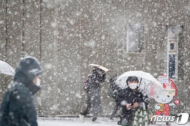 대설주의보가 발효된 28일 시민들이 거센 눈발을 헤치며 발걸음을 옮기고 있다. (자료사진)© News1 DB