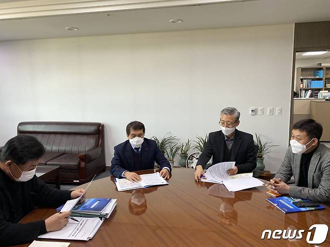 28일 박성일 전북 완주군수가 국회를 방문해 수소특화 국가산단 조성과 완주산단~국가식품클러스터 산업선 건설 등 4대 현안을 건의하고 있다.(완주군제공)2021.1.28 /뉴스1