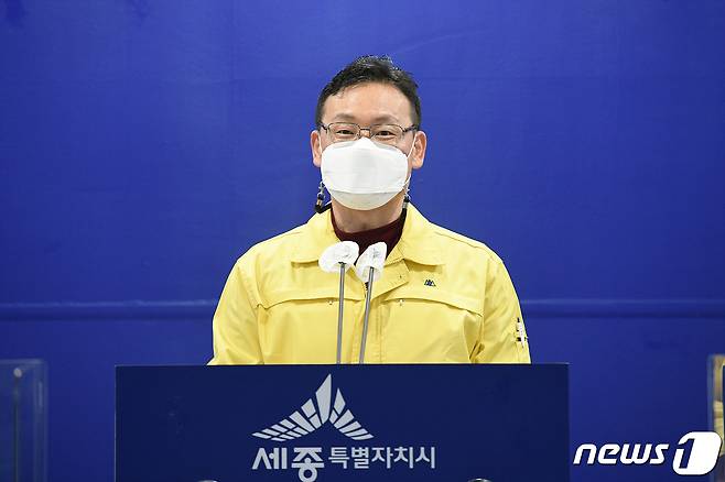김태오 세종시 건설교통국장이 28일 시청 정음실에서 가진 2021 주요 업무계획보고에서 장애인콜택시 직영화 요구에 대한 시의 입장을 밝히고 있다. (세종시 제공) 2021.1.28 © 뉴스1