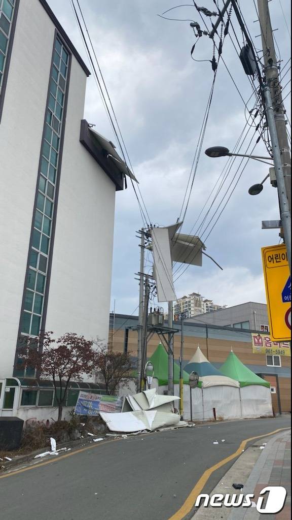 대구 동구 괴전동에서 전봇대 전선에 떨어진 건설 자재(대구소방안전본부 제공) 2021.1.28 © 뉴스1