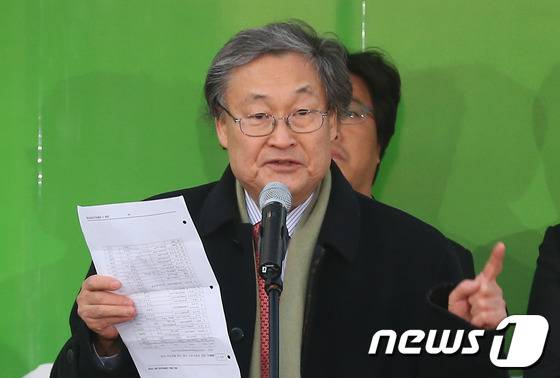 2012년 12월15일 오후 서울 광화문광장에서 열린 문재인 당시 민주통합당 대선 후보의 서울지역 대규모 집중유세에서 정연주 전 KBS 사장이 지원연설을 하고 있다. 2012.12.15/뉴스1