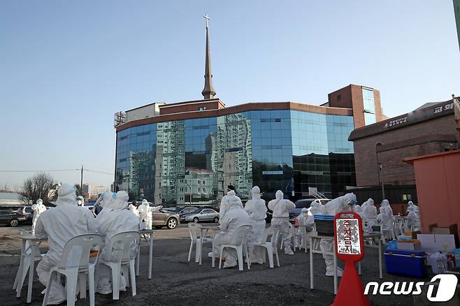 28일 오전 광주 서구 쌍촌동 안디옥교회 주차장에서 보건당국 의료진들이 임시 선별진료소를 설치하는 등 분주한 모습을 보이고 있다. 2021.1.28 /뉴스1 © News1 황희규 기자