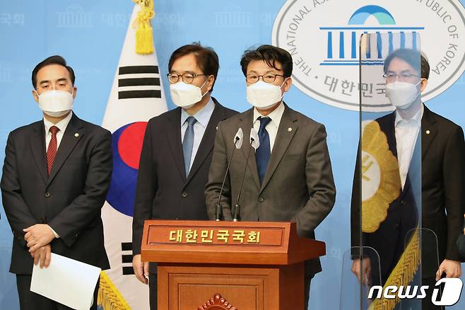 진성준 더불어민주당 민생연석회의 간사와 을지로위원회 소속 위원들이 28일 국회 소통관에서 '택배종사자 과로대책 사회적 합의 정신 이행촉구' 긴급 기자회견을 하고 있다. 지난 27일 택배노조는 택배사들이 합의안을 지키지 않고 있다며 오는 29일부터 무기한 총파업을 선언했다. 2021.1.28/뉴스1 © News1 박세연 기자