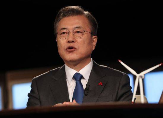 문재인 대통령이 27일 오후 청와대에서 화상으로 열린 2021 세계경제포럼(WEF) 한국정상 특별연설에 참석, 연설하고 있다. (사진=연합뉴스)