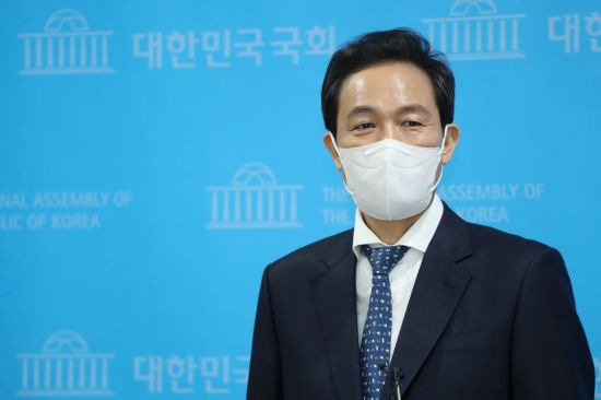 더불어민주당 서울시장 예비후보인 우상호 의원이 28일 오전 국회 소통관에서 8번째 정책 공약 '아동·돌봄 정책'을 발표한 뒤 기자 질문에 답하고 있다. / 사진=연합뉴스
