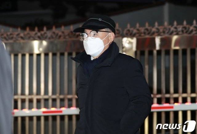 오거돈 전 부산시장이 구속영장이 기각되자 18일 오후 부산 사상구 부산구치소를 나오고 있다. 2020.12.18/뉴스1