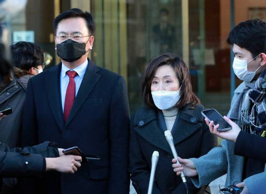 국민의힘 법사위원인 유상범(왼쪽), 전주혜 의원이 28일 오후 서울 종로구 헌법재판소에서 고위공직자범죄수사처 설치 및 운영에 관한 법률 헌법소원 심판 사건 선고와 관련해 입장을 밝히고 있다. 연합뉴스