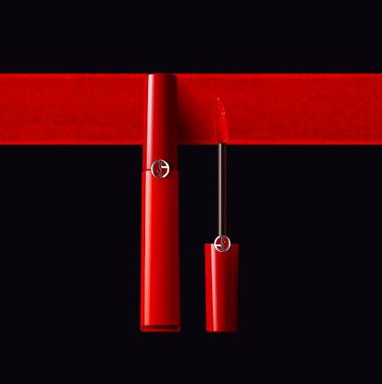 선명한 발색과 벨벳 텍스쳐로 부드럽게 발리는 립 마에스트로, 선라이즈 오렌지, 4만7천원, Giorgio Armani.