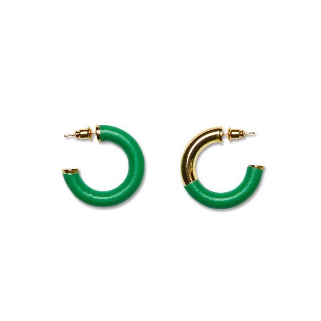 단순한 커브 셰이프에 비비드한 컬러로 포인트를 준 이어링은 23만8천원, Portrait Report.