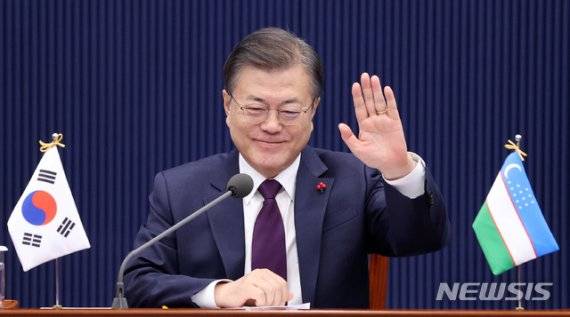 [서울=뉴시스]박영태 기자 = 문재인 대통령이 28일 오후 청와대에서 샤브카트 미르지요예프 우즈베키스탄 대통령과 한-우즈베키스탄 화상 정상회담을 시작하며 손을 들어 인사하고 있다. 2021.01.28. since1999@newsis.com <저작권자ⓒ 공감언론 뉴시스통신사. 무단전재-재배포 금지.> /사진=뉴시스화상