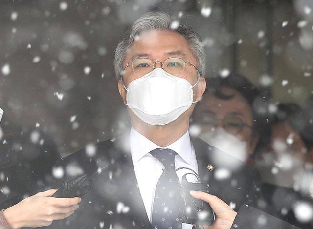 조국 전 법무부 장관의 아들에게 허위 인턴 경력확인서를 발급해 준 혐의를 받는 최강욱 열린민주당 대표가 28일 서울 서초구 서울중앙지법에서 1심 선고공판을 마친 뒤 법원을 나서고 있다. 뉴스1