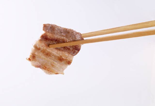 기름진 음식을 즐기면 혈관이 점점 막혀 뇌경색으로 이어질 수 있다./클립아트코리아