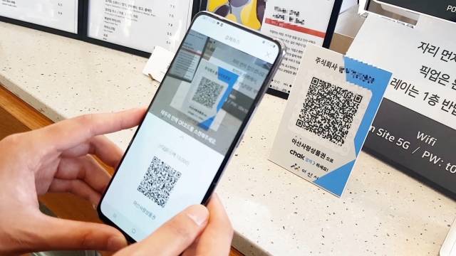 아산시민이 아산사랑상품권을 사용하고 있다.[사진=아산시]