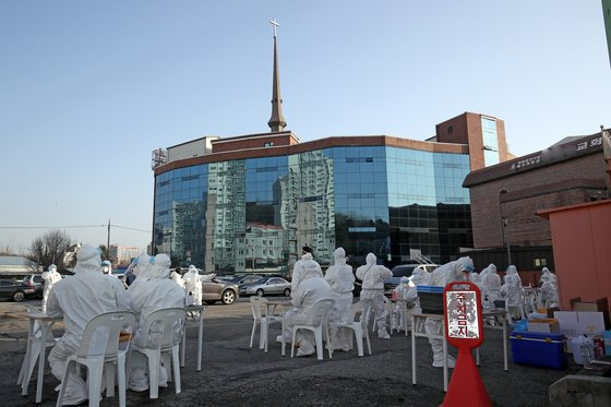 28일 오전 광주광역시 방역당국이 광주시 서구 안디옥 교회 주차장에 설치한 임시 선별진료소. 뉴스1