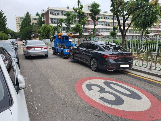 지자체 관계자가 학교 앞 불법주정차 차량을 단속하고 있다. [사진 서울시]