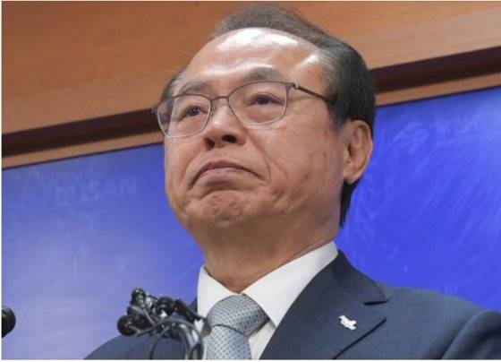 2020년 4월 23일 사퇴 기자회견을 하며 울먹이는 오거돈 전 시장. 송봉근 기자