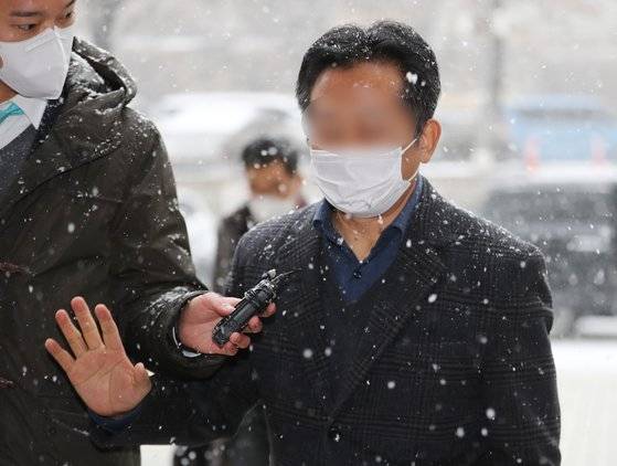 해덕파워웨이 자회사인 세보테크의 전 부회장 고모씨가 28일 서울 서초구 서울중앙지법에서 열린 영장실질심사에 출석하고 있다. [뉴스1]