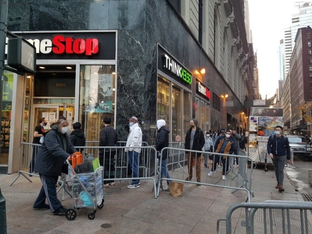 작년 11월 블랙프라이데이를 맞아 미국 소비자들이 뉴욕 맨해튼의 게임스톱 매장 앞에 줄을 서고 있다. 뉴욕=조재길 특파원
