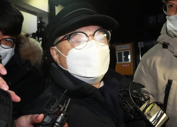 강제추행 혐의를 받는 오거돈 전 부산시장이 지난해 12월18일 오후 구속영장이 기각되자 부산 사상구 부산구치소를 나서고 있다. /사진=연합뉴스