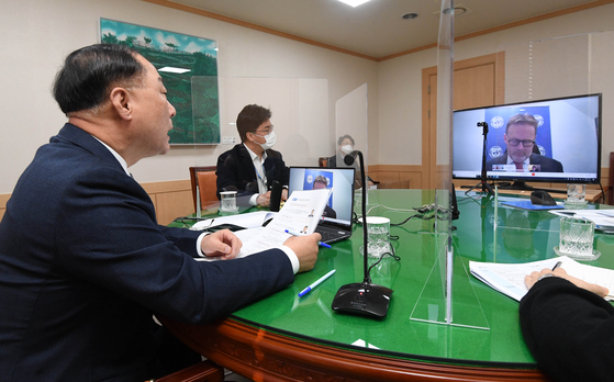Finance Minister Hong Nam-ki holds a virtual discussion with Andreas Bauer, IMF Mission Chief for Korea and Assistant Director of the Asia and Pacific Department, on Wednesday at the government complex in Seoul. [MINISTRY OF ECONOMY AND FINANCE]