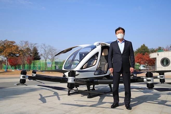 김대권 수성구청장이 지난해 11월 플라잉카 드론택시 비행 실증 행사에서 기념촬영을 하고 있다. 수성구 제공
