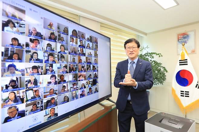 직원들과의 온라인 정례조회에서 ‘덕분에 챌린지’에 동참하고 있는 김대권 수성구청장. 수성구 제공