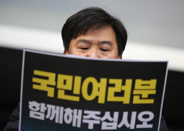 27일 오후 서울 중구 한진택배 본사 앞에서 열린 전국택배노조 총파업 돌입 기자회견에서 김태완 위원장이 발언하고 있다. 연합뉴스