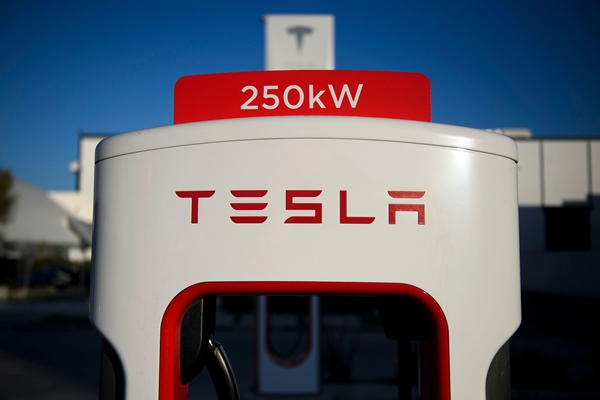 미국 캘리포니아주 호손에 있는 전기차충전소에 테슬라 로고가 붙어있다. AFP 연합뉴스