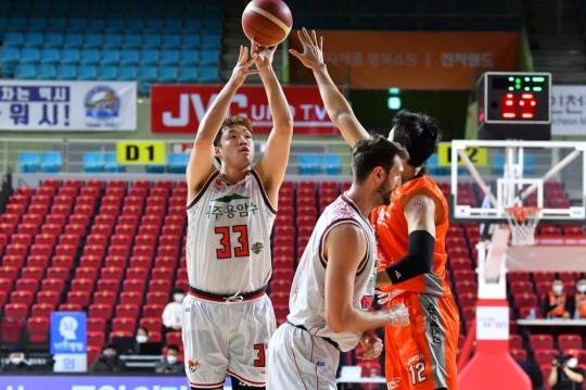 오리온 이승현이 점프슛을 넣고 있다.  
[KBL 제공]