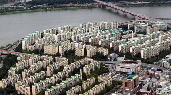 정부의 시행령 개정으로 재건축 초과이익 부담금이 줄어들 것으로 예상되는 서울 강남구 압구정 아파트 단지 전경.  [사진 = 매경DB]