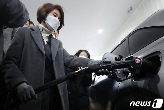 (완주=뉴스1) 유경석 기자 = 한정애 환경부 장관이 28일 전북 완주군 수소충전소를 찾아 수소승용차 충전 시연을 하고 있다. 2021.1.28/뉴스1