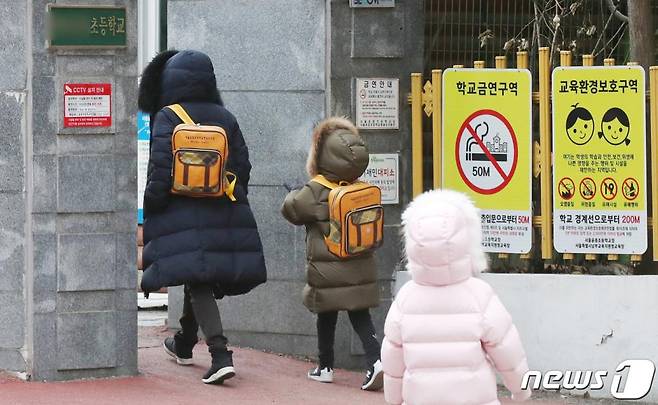 교육부와 전국시도교육감협의회가 28일 '2021년 학사·교육과정 운영 지원 방안'을 발표했다.   발표에 따르면 올해는 3월 개학이나 11월 대학수학능력시험(수능) 연기 없이 정상적으로 학사일정을 운영한다. 등교수업도 대폭 확대해 유치원과 초등학교 1~2학년은 사회적 거리두기 2단계까지 매일 등교가 가능하다.  28일 오전 서울의 한 초등학교 병설유치원으로 어린이들이 등원하고 있다. /사진=뉴스1