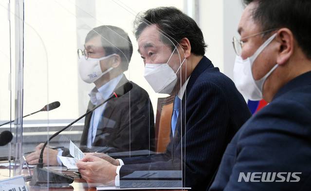 [서울=뉴시스]김진아 기자 = 더불어민주당 이낙연(가운데) 대표가 28일 오후 서울 여의도 국회에서 열린 사회적경제 활성화 및 입법추진 당정청회의에서 발언을 하고 있다. 왼쪽부터 이호승 경제수석, 이 대표, 김태년 원내대표. (공동취재사진) 2021.01.28. photo@newsis.com