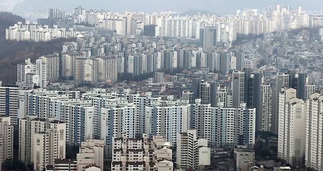 다음달 2일부터 신혼부부와 생애최초 특별공급에 대한 소득요건이 완화된다. 사진은 서울 시내 아파트 단지 전경. [연합]