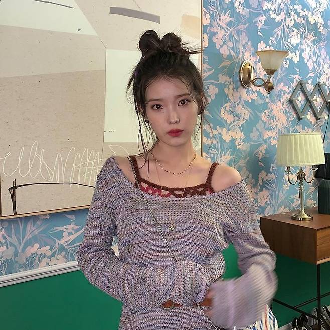 Singer IU showed off her water-watered fairy Beautiful looksIU posted a picture on January 28th with an article entitled Lee Ji-dong on his personal instagram.In the photo, IU gave a red sleeveless point to a V-neck with a shoulder line. Red lips and high-bound hair made beautiful looks stand out.Especially the small face that seemed to disappear, the big eyes added fairy beauty.Meanwhile, IU released its digital single Celebrity on January 27.