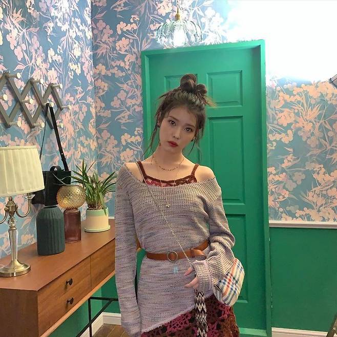 Singer IU showed off her water-watered fairy Beautiful looksIU posted a picture on January 28th with an article entitled Lee Ji-dong on his personal instagram.In the photo, IU gave a red sleeveless point to a V-neck with a shoulder line. Red lips and high-bound hair made beautiful looks stand out.Especially the small face that seemed to disappear, the big eyes added fairy beauty.Meanwhile, IU released its digital single Celebrity on January 27.