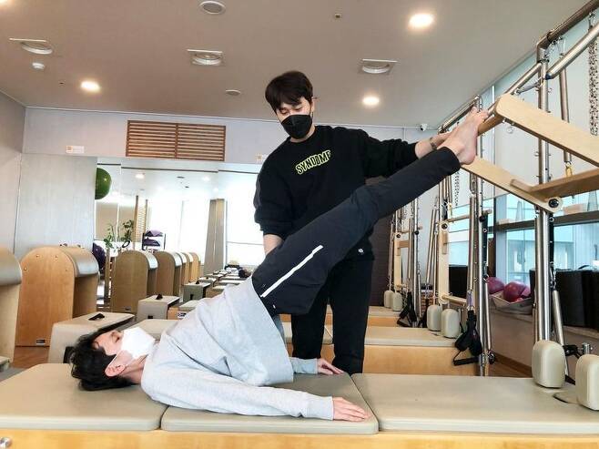 Actor Bong Tae-gyu shared his daily life of self-management.Bong Tae-gyu uploaded a picture on his Instagram   on January 28 with the phrase Oh... hard.In the photo, Bong Tae-gyu is wearing a mask and doing Pilates. Bong Tae-gyu has impressed the viewers with his focused expression and perfect posture.Bong Tae-gyu added, Is my body not my body .. Is it my own Feelings?