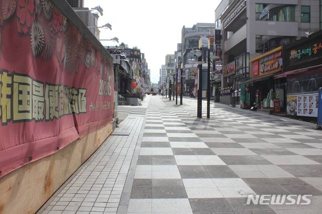[제주=뉴시스]강경태 기자 =  코로나19 영향으로 제주시 연동 누웨마루 거리가 텅텅 비어있다.