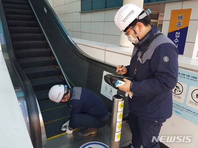[진주=뉴시스] 한국승강기안전공단은 오는 2월5일까지 주요 KTX 역사를 대상으로 설맞이 승강기 특별 안전점검을 실시한다.